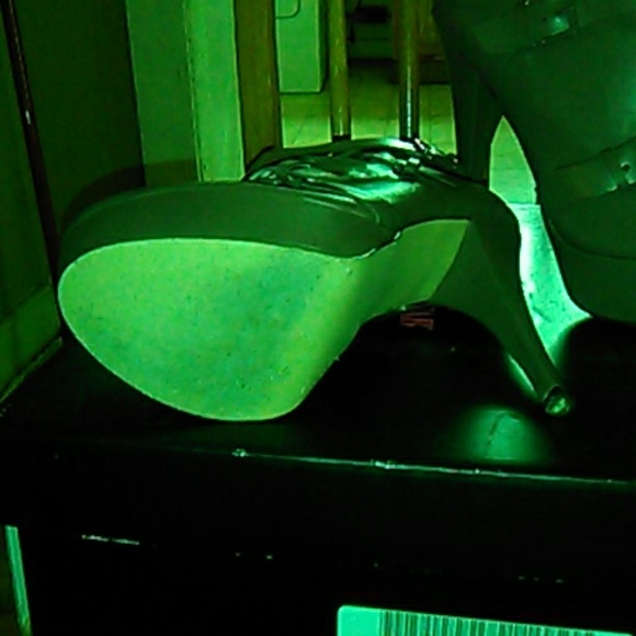 JusFab Paris Heels - Picture 2 of 2